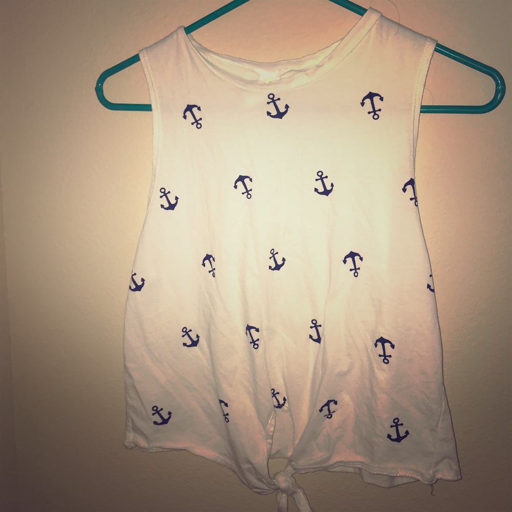 shirt with no sleeves and anchored pattern